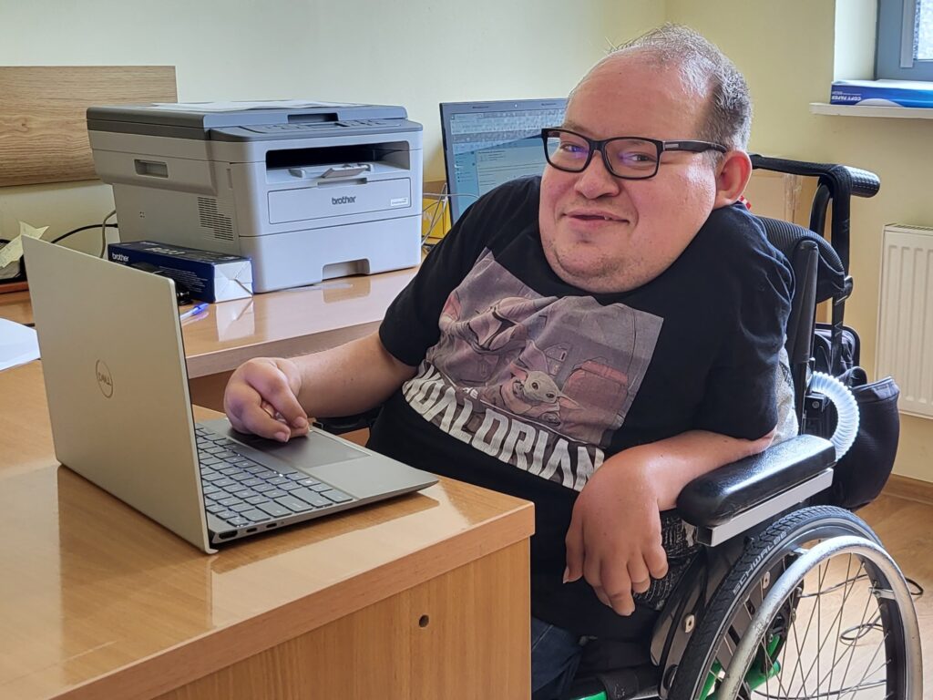 Zdjęcie przedstawia Pawła przy stanowisku pracy